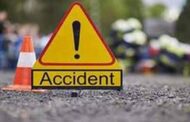 दर्दनाक::डिवाइडर के पास बाइक खड़ी कर पति करने लगा लघुशंका, पत्नी को ट्रक ने कुचला