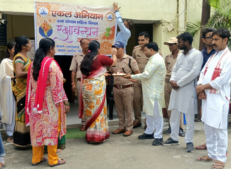 सितारगंज:—एकल की बहनों ने पुलिस व वनकर्मियों को बांधे रक्षा सूत्र