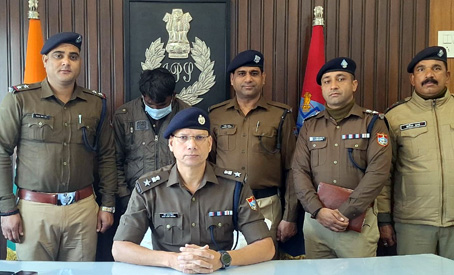 सितारगंज:—14 वर्ष से फरार 25 हजार का ईनामी बदमाश गिरफ्तार